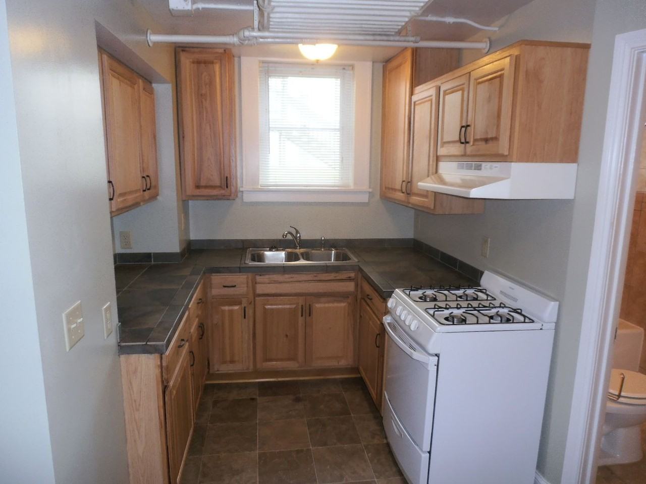 1635 Sherburne Ave - Photo 3 of 29