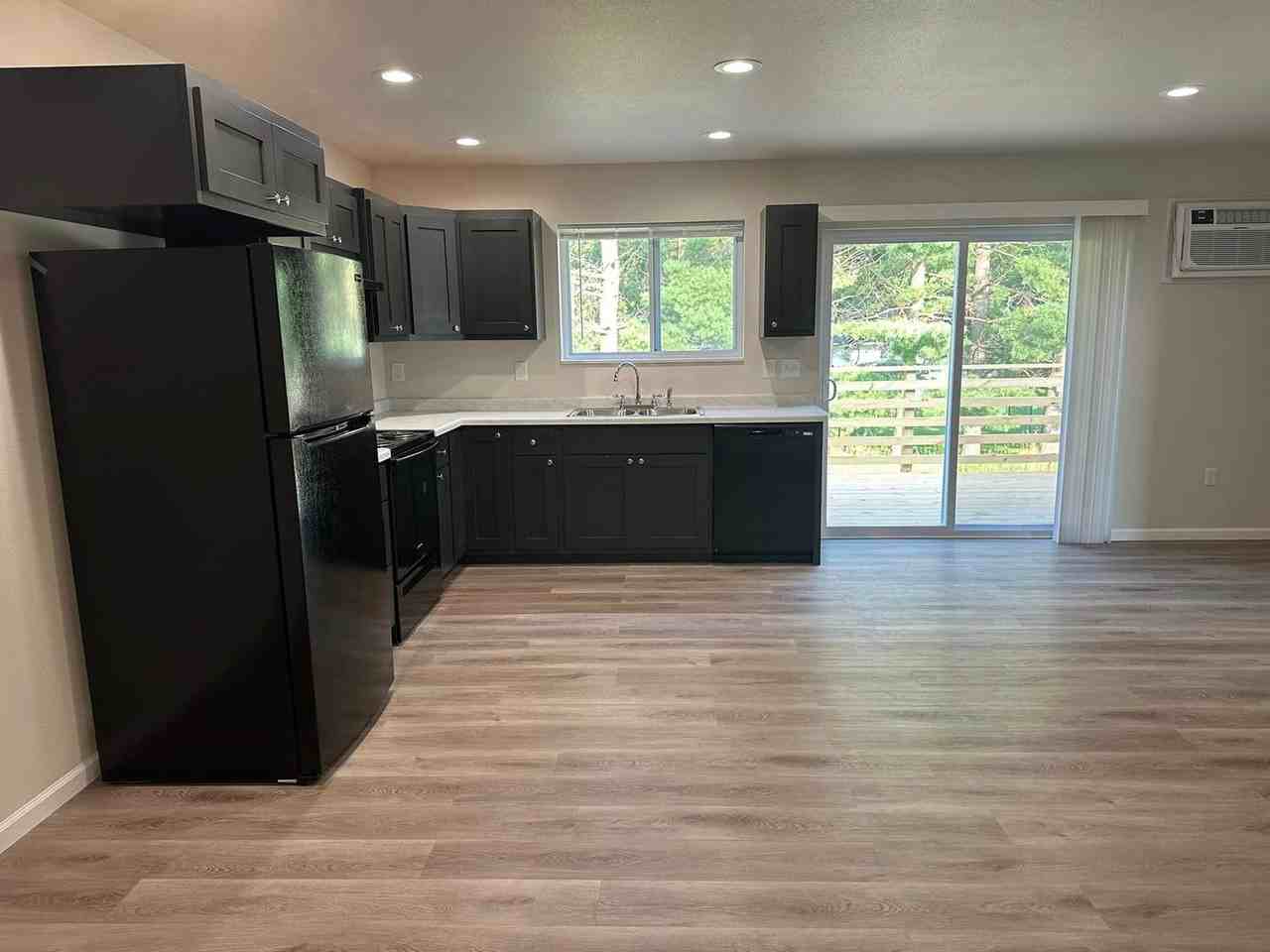 402 Brock Ave - Photo 3 of 6