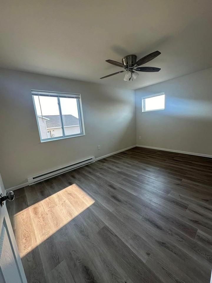 402 Brock Ave - Photo 4 of 6