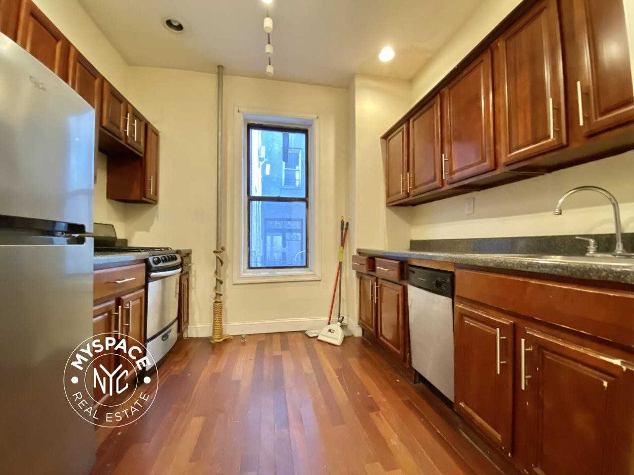 499 Washington Ave #1A - Photo 6 of 8