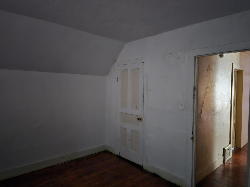 168 1/2 W 16th St - Photo 3 of 8