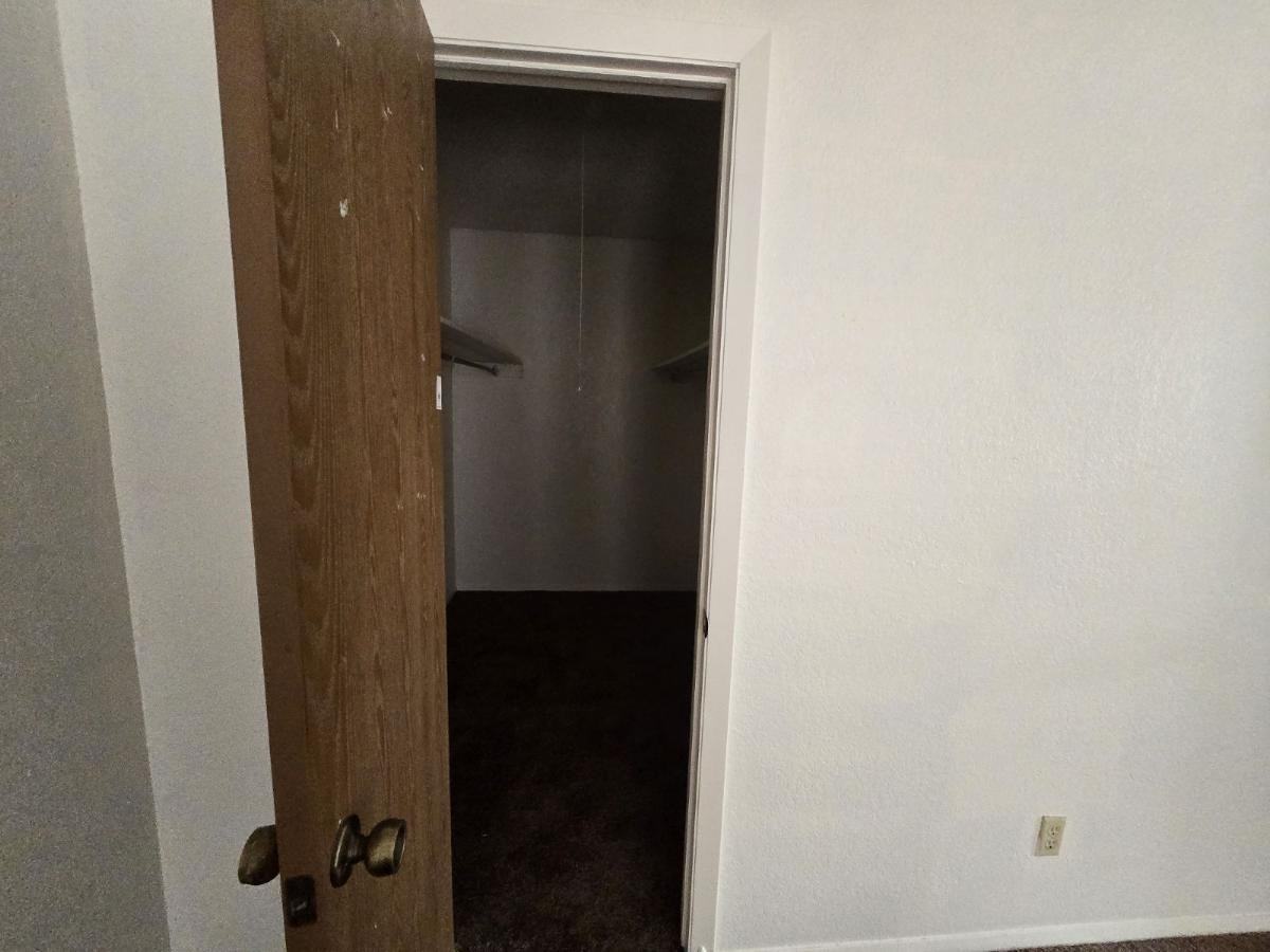 1605 Common Dr Apt B - Photo 3 of 19