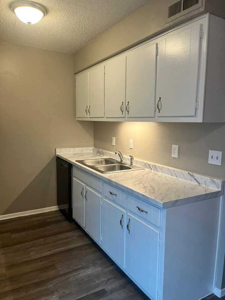 5611 S Quaker Ave - Photo 2 of 6