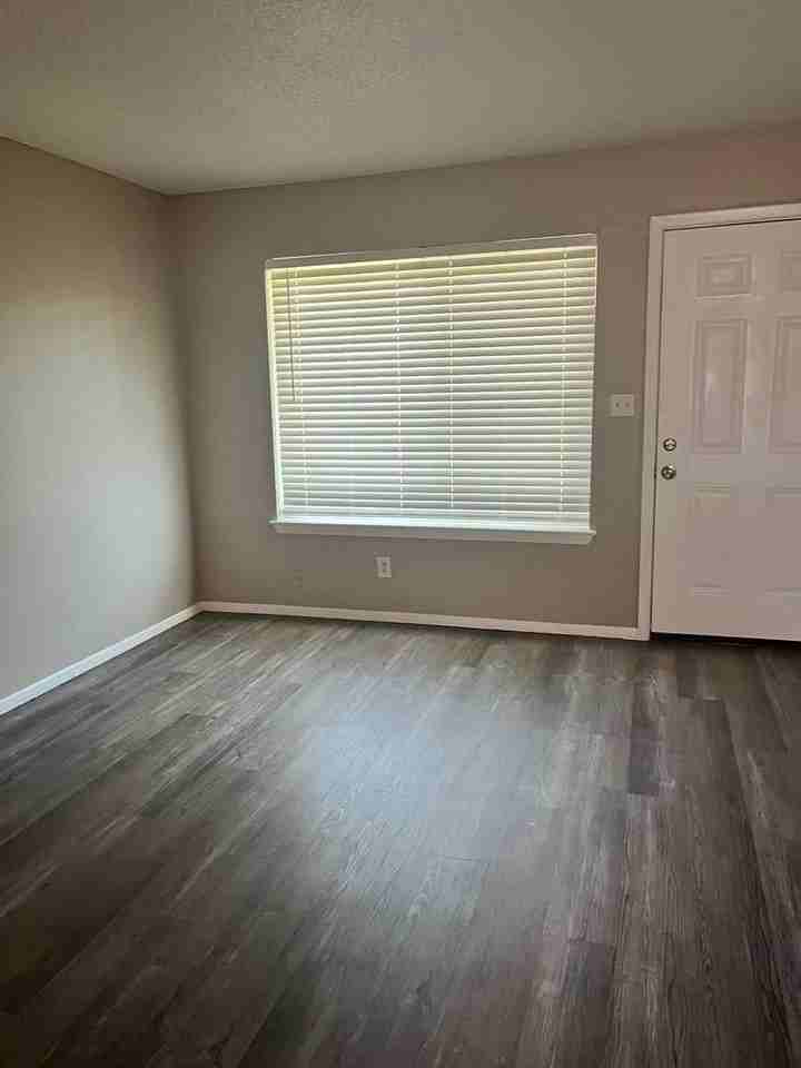 5611 S Quaker Ave - Photo 3 of 6