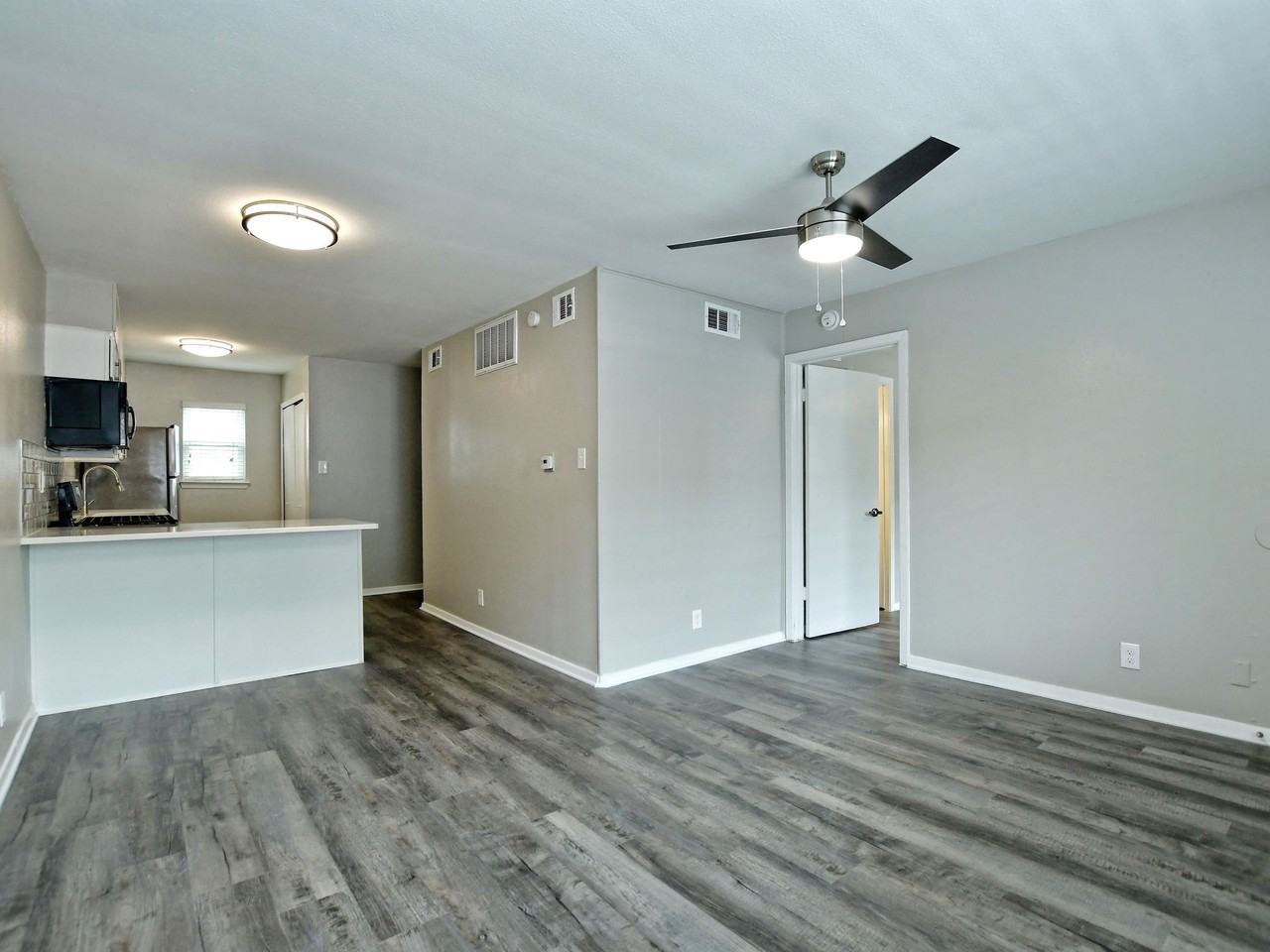 Sandpiper Apartments - Photo 4 of 40