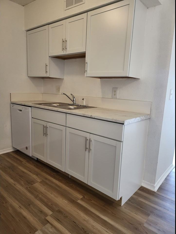 Knollwood Apartments - Photo 2 of 5