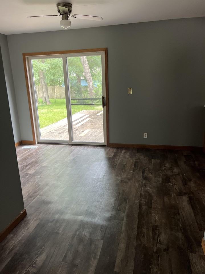 11102 N Oakwood Dr - Photo 2 of 14