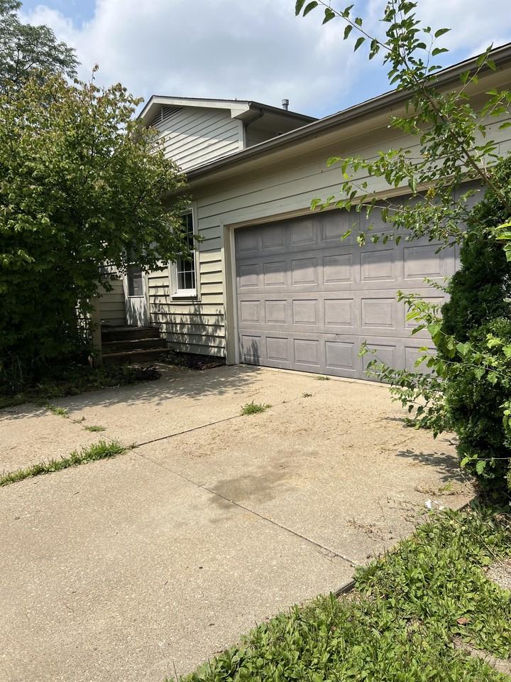 11102 N Oakwood Dr - Photo 3 of 14