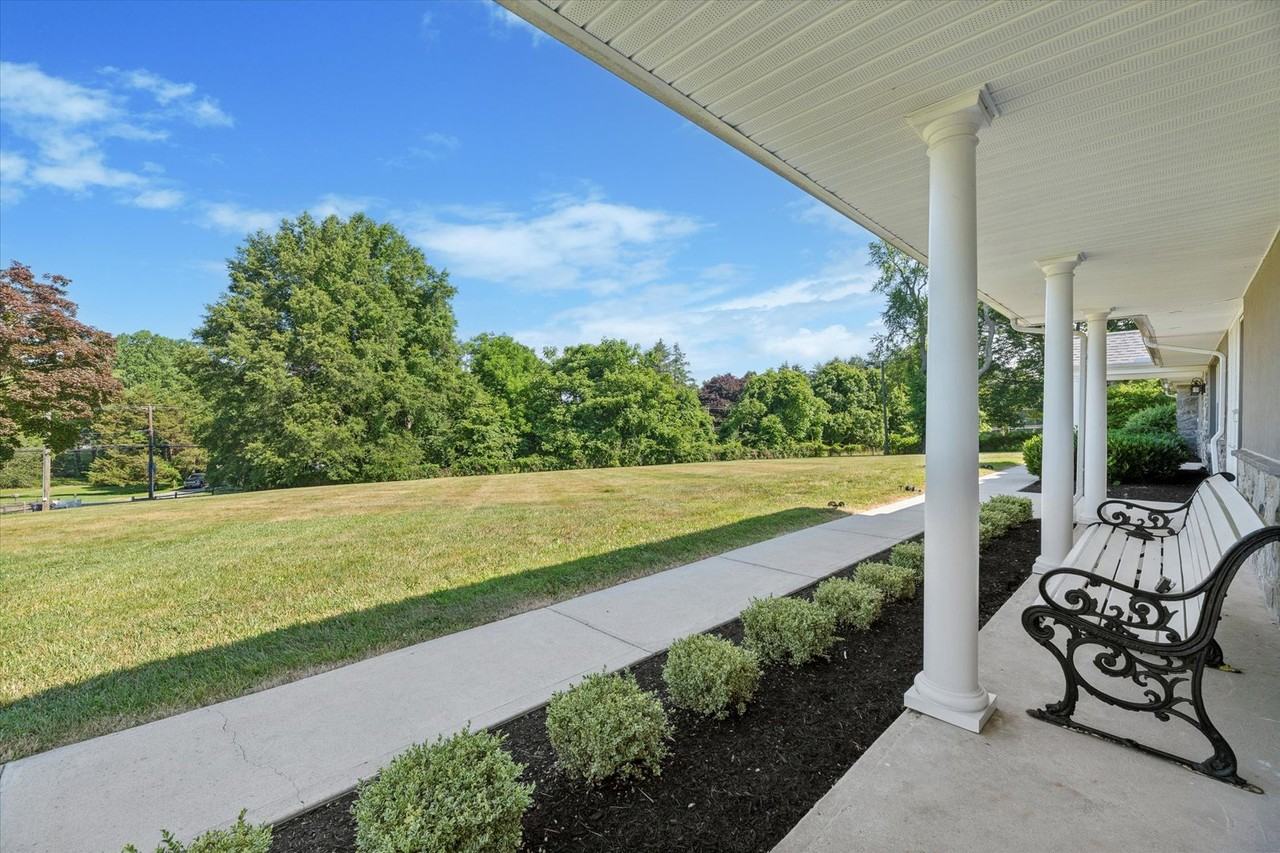 432 Webb Rd - Photo 3 of 33