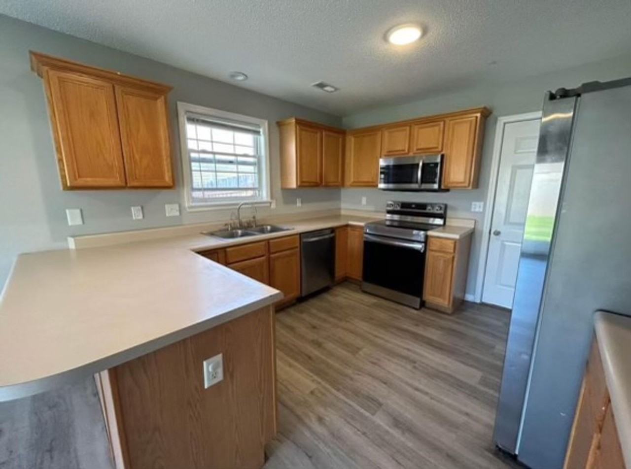 707 Stillwater Dr - Photo 4 of 11