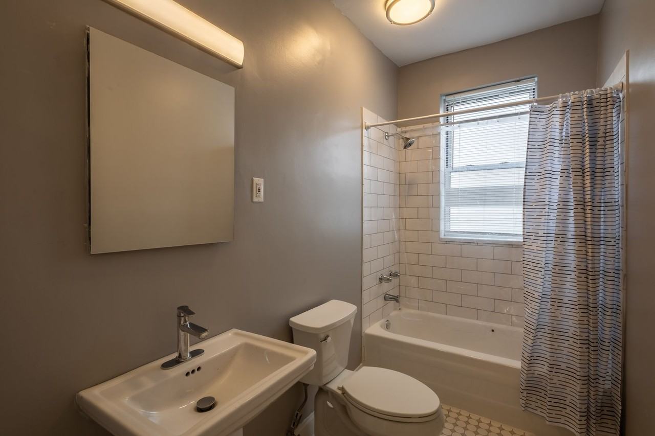 5648 N Ridge Ave #2W - Photo 7 of 9