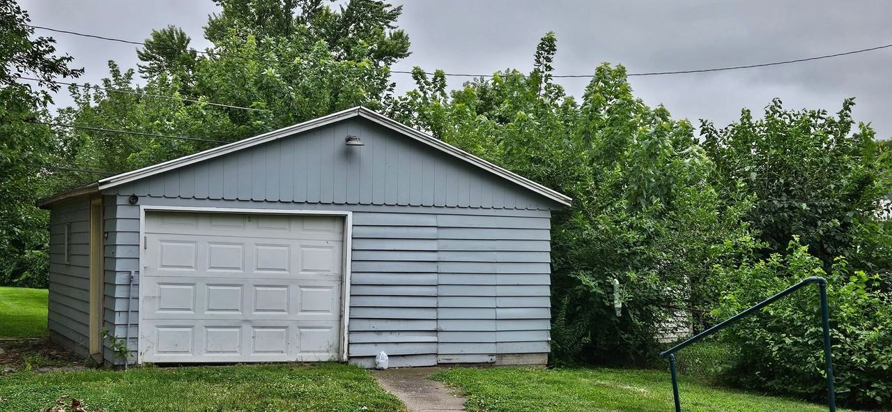 1635 W 3rd St - Photo 2 of 10