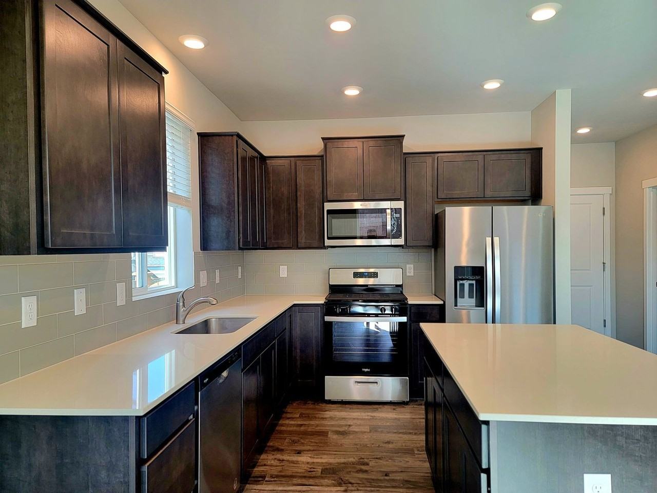 6685 Langley Ave Ne - Photo 3 of 19