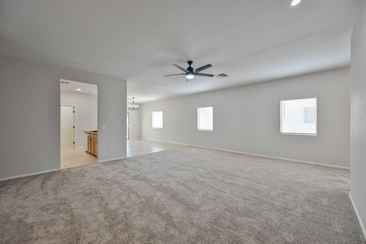 1949 E Saddle Dr - Photo 3 of 30