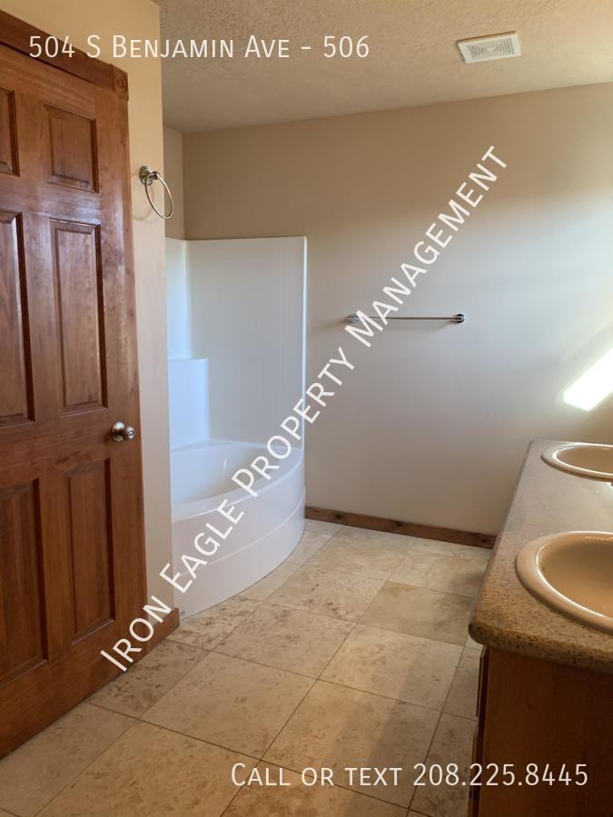 504 S Benjamin Ave #506 - Photo 5 of 12