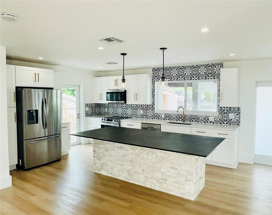 924 Sw 11th St - Photo 2 of 13