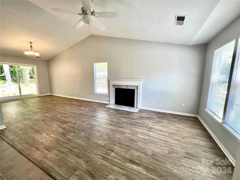 2324 Valleyview Dr - Photo 2 of 12