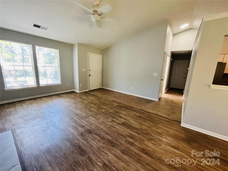 2324 Valleyview Dr - Photo 3 of 12