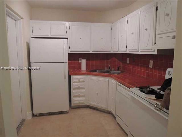 3119 Oakland Shores Dr #C110 - Photo 2 of 8