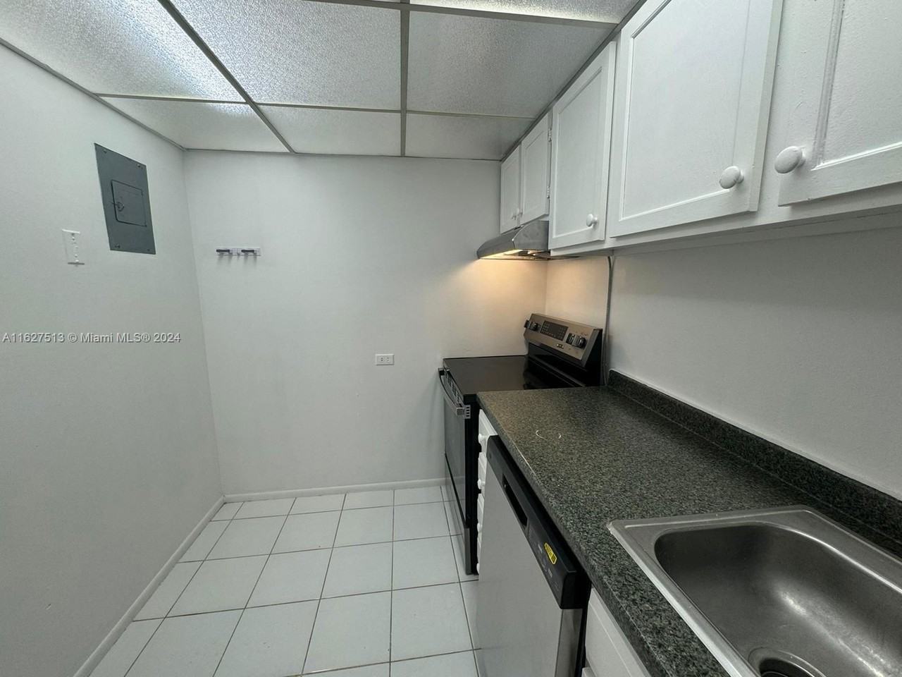 3660 Inverrary Dr #1R - Photo 3 of 8