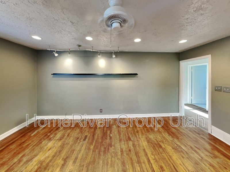 1041 W Rambler Dr - Photo 4 of 28