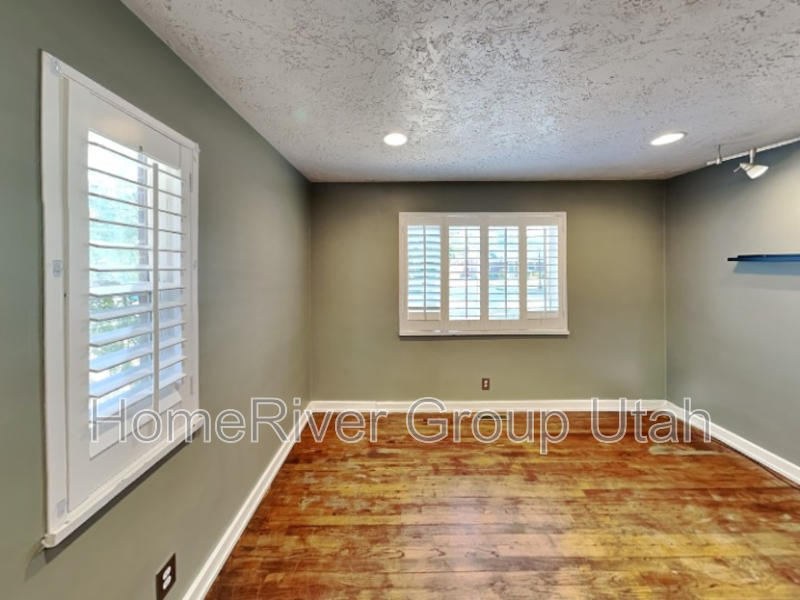 1041 W Rambler Dr - Photo 5 of 28