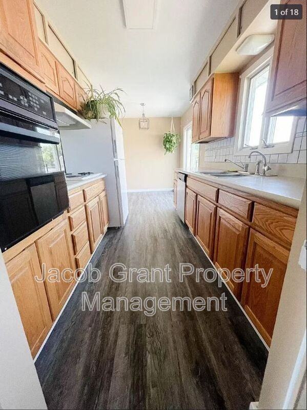 1607 Halsey St - Photo 2 of 13