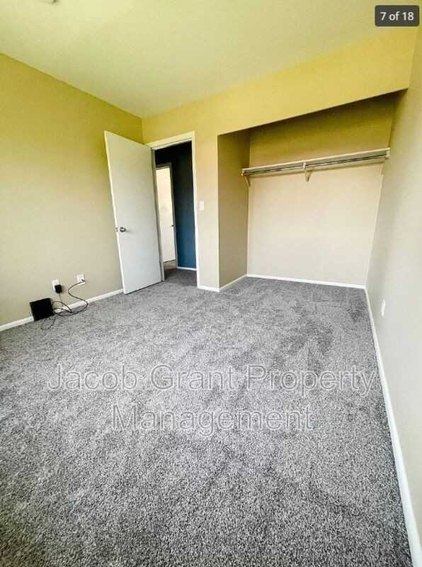 1607 Halsey St - Photo 4 of 13