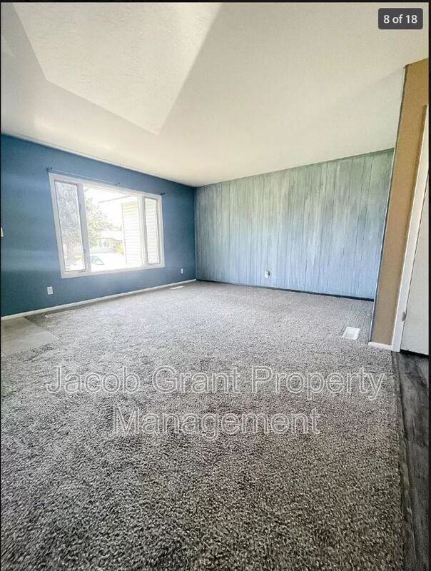 1607 Halsey St - Photo 5 of 13