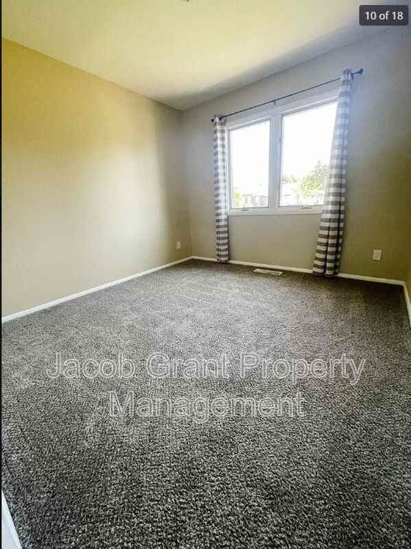 1607 Halsey St - Photo 6 of 13