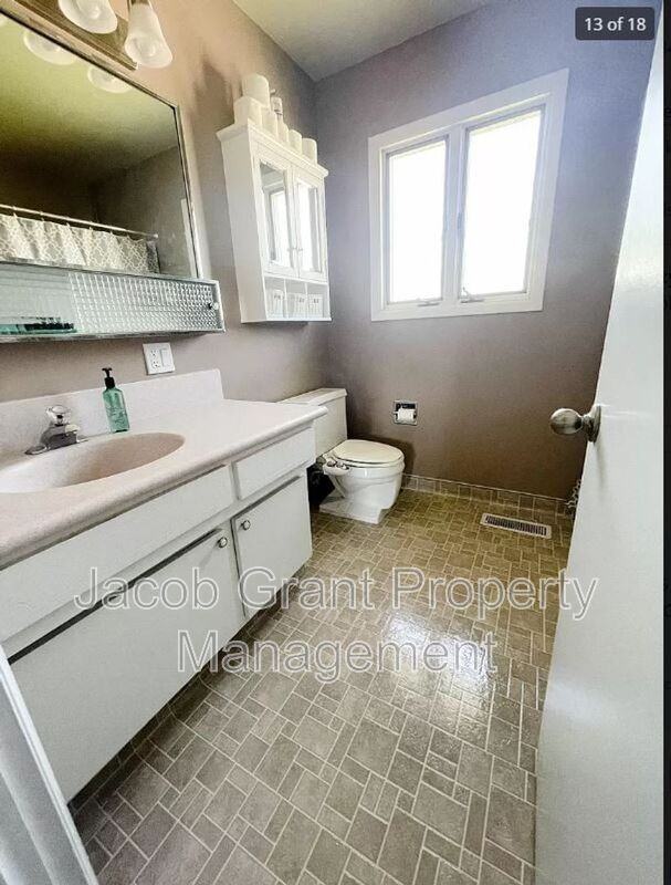 1607 Halsey St - Photo 7 of 13