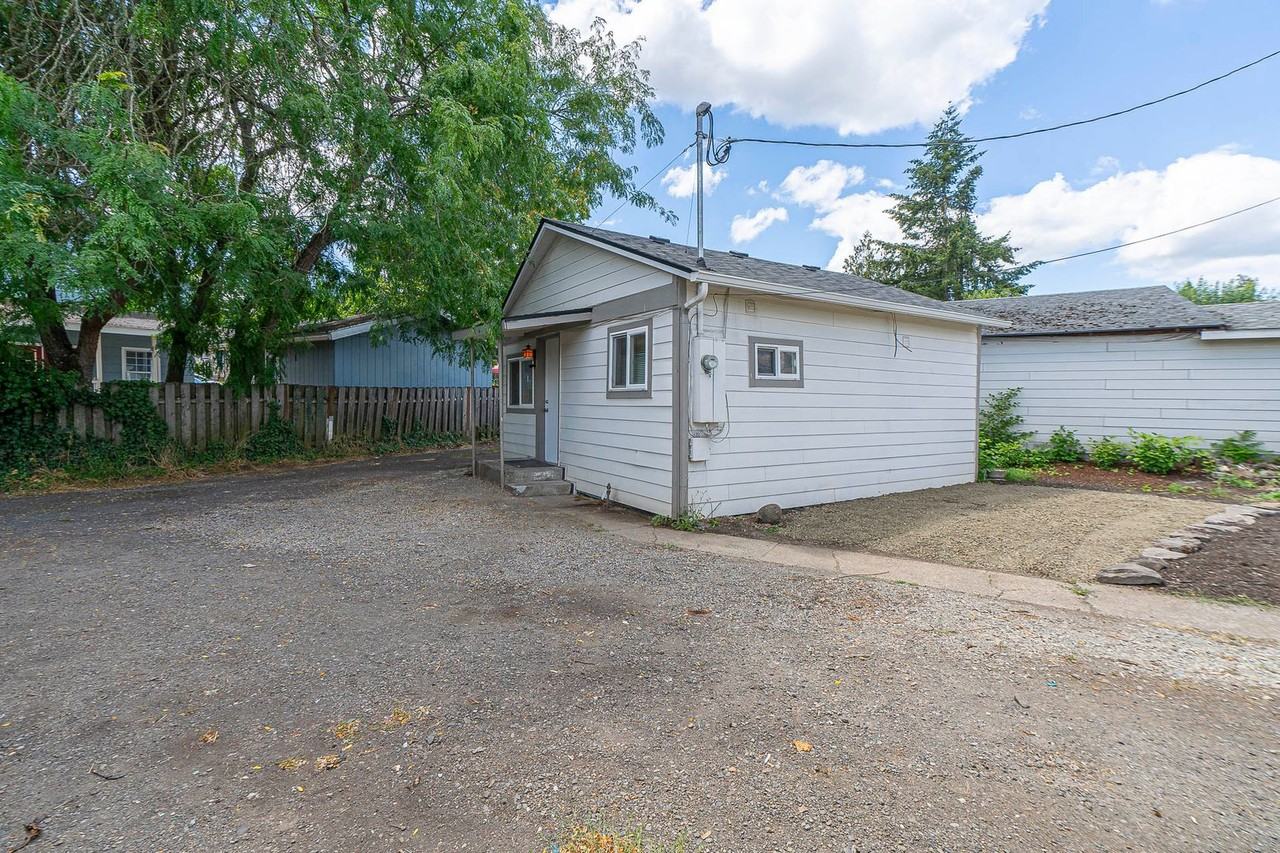 424 Division St - Photo 2 of 19