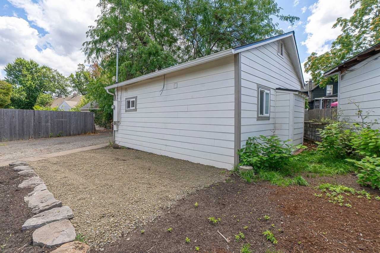 424 Division St - Photo 3 of 19