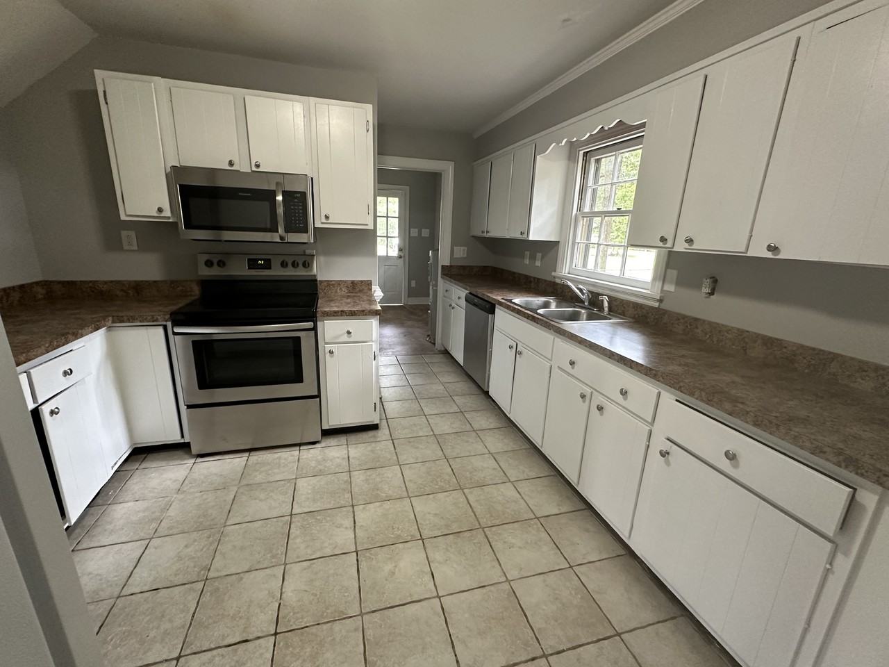 215 Antioch Dr - Photo 2 of 17