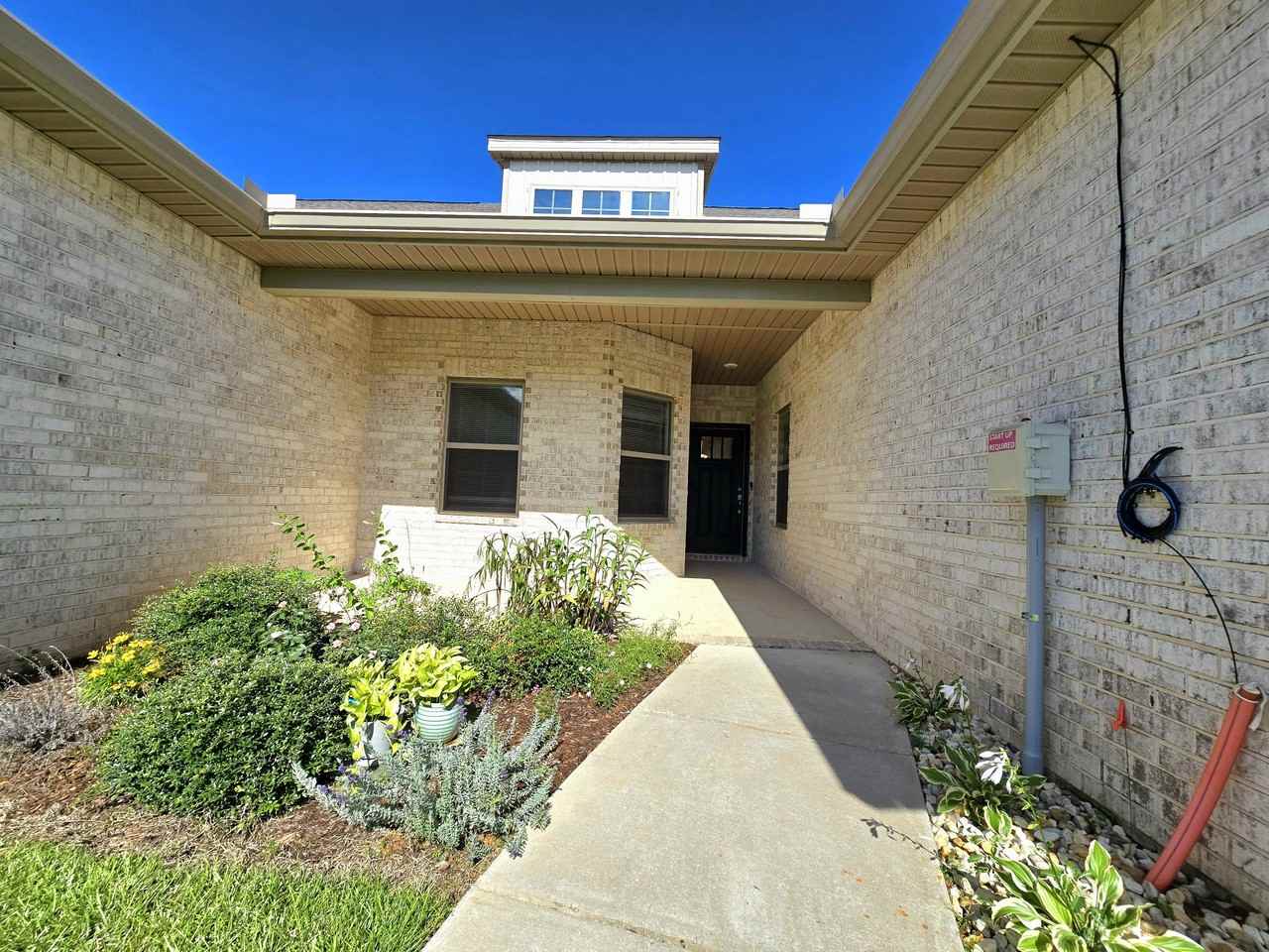 1862 Finch Ln - Photo 2 of 32