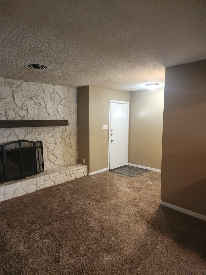 1204 Estes St - Photo 3 of 11