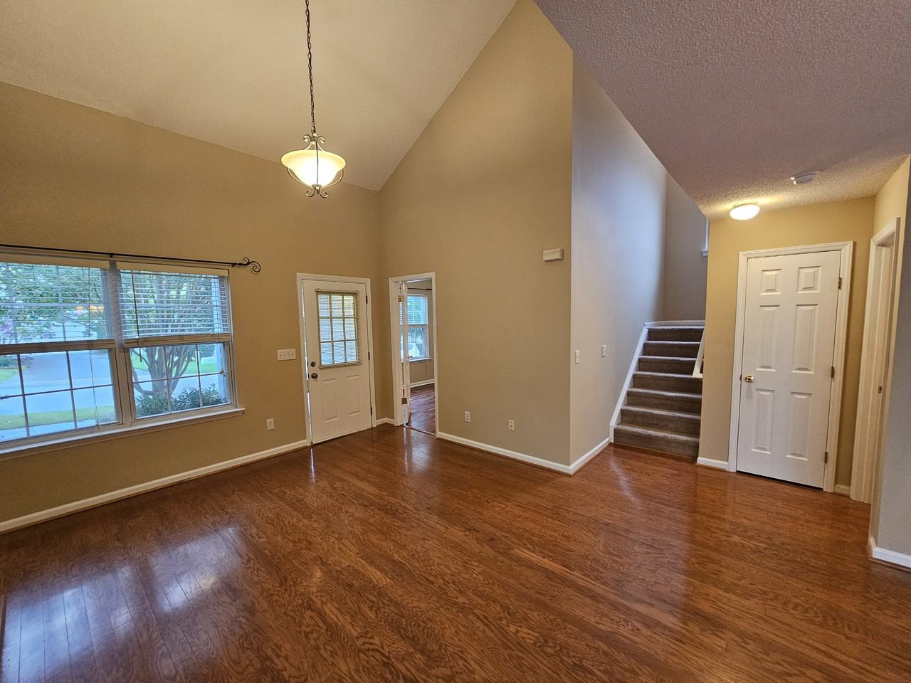 621 Ashford Ln - Photo 3 of 30