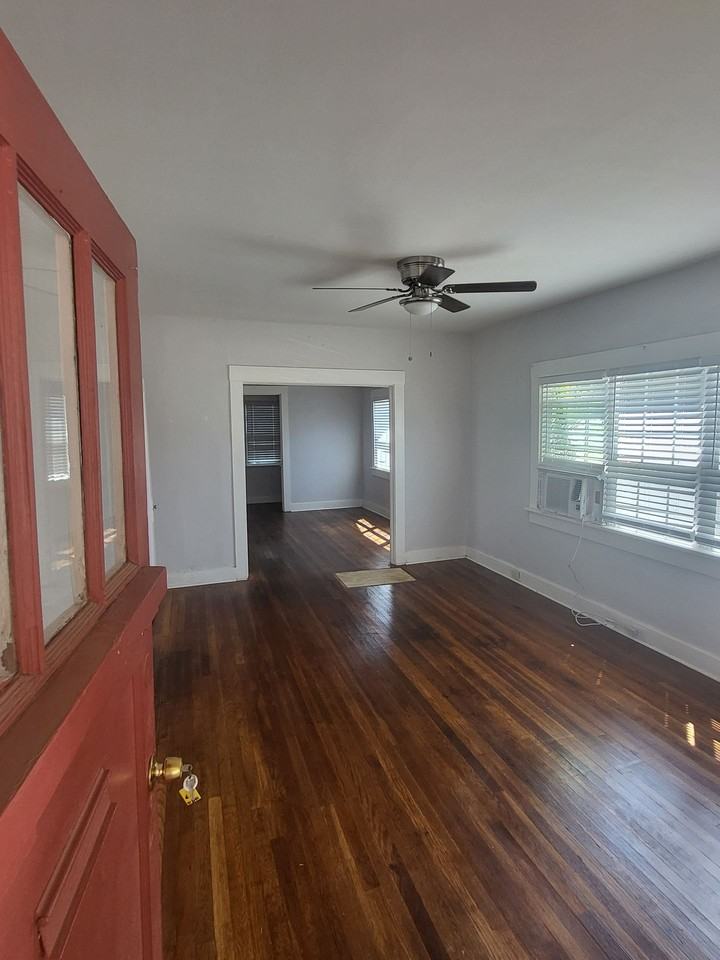Large 1/1 Duplex - Photo 2 of 8