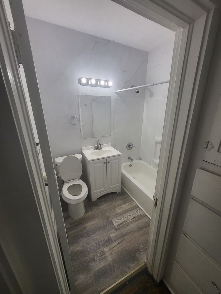 Large 1/1 Duplex - Photo 3 of 8