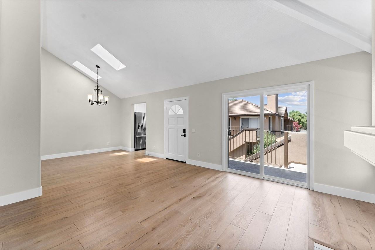 8252 E Oak Ridge Cir - Photo 2 of 24