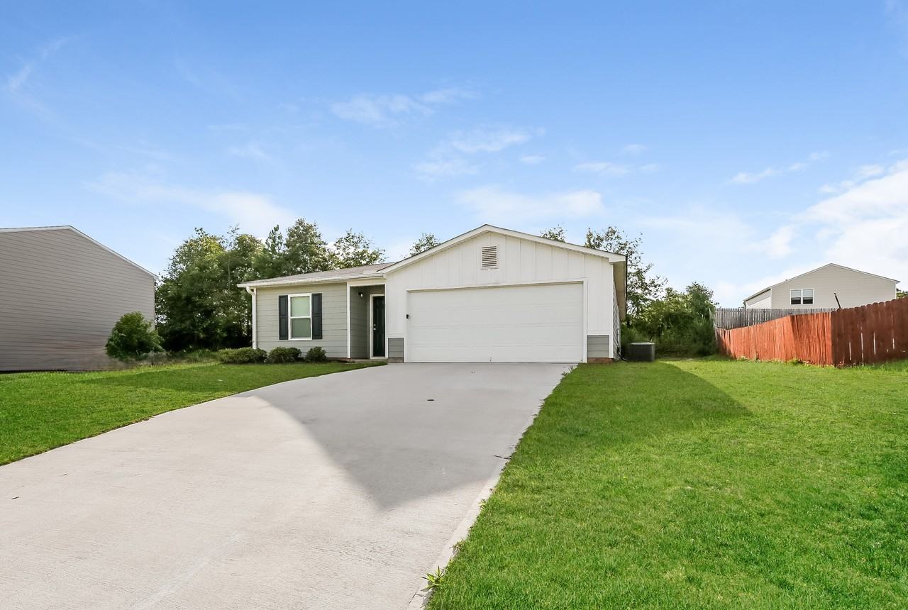 175 Queens Cir - Photo 2 of 17