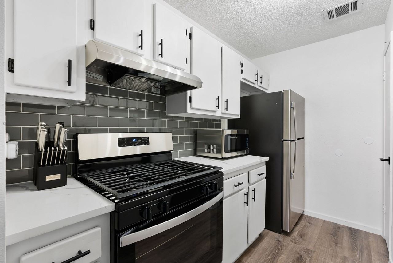 11913 Metric Blvd #B - Photo 7 of 21