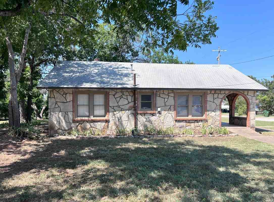 301 English St - Photo 2 of 21