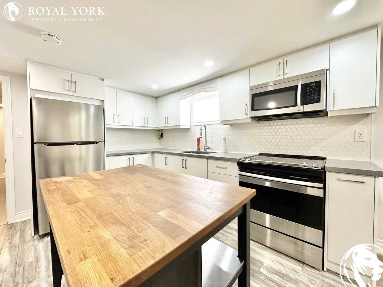 2-12 Richardson Drive, Aurora, Ontario L4G 1Z1 - Photo 3 of 11