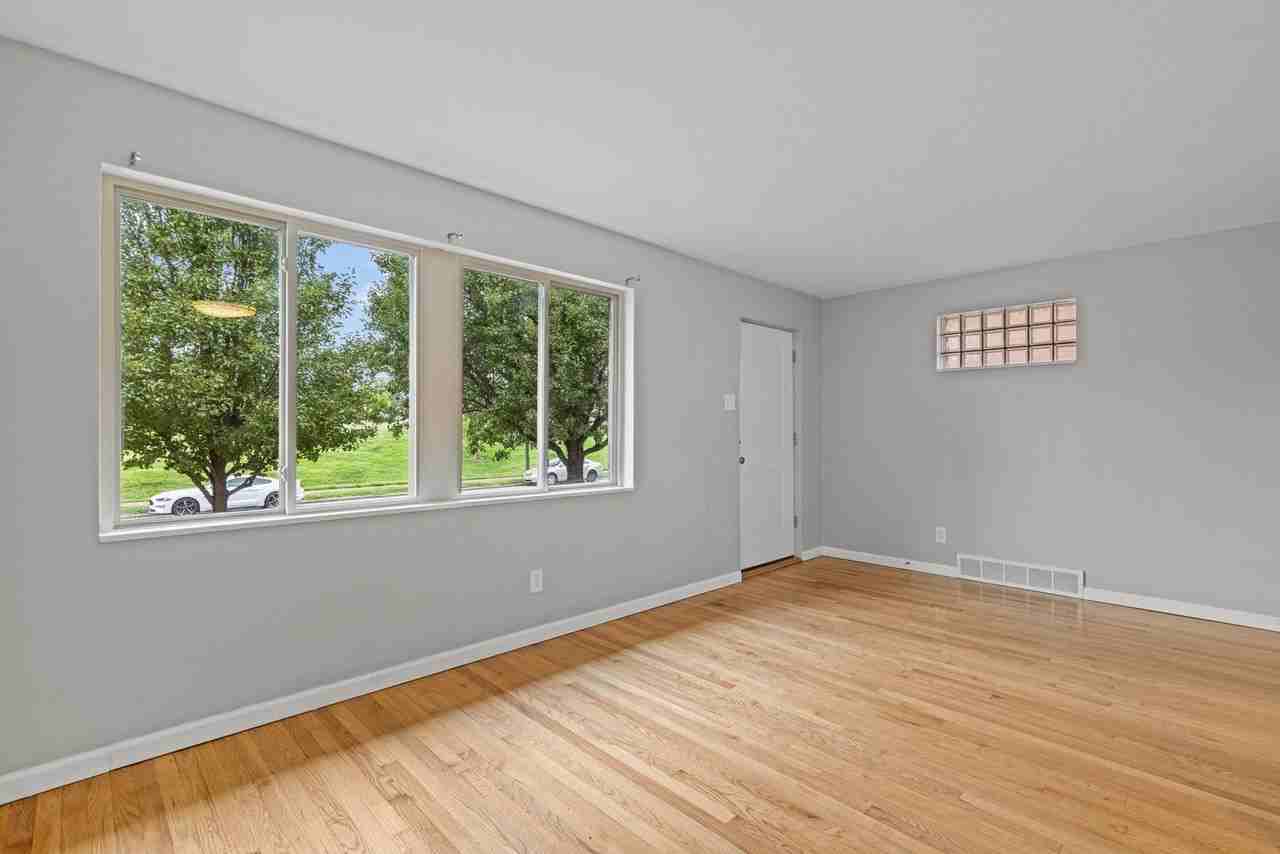 4374 Chouteau Ave - Photo 2 of 25