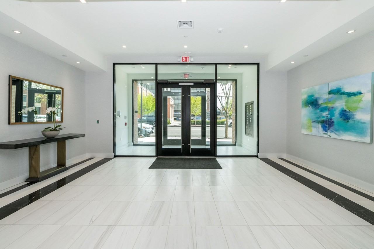 Luxury Living in Larchmont - Photo 5 of 11