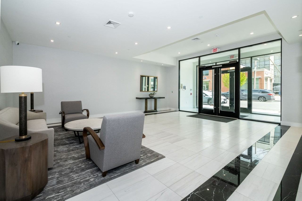 Luxury Living in Larchmont - Photo 6 of 11