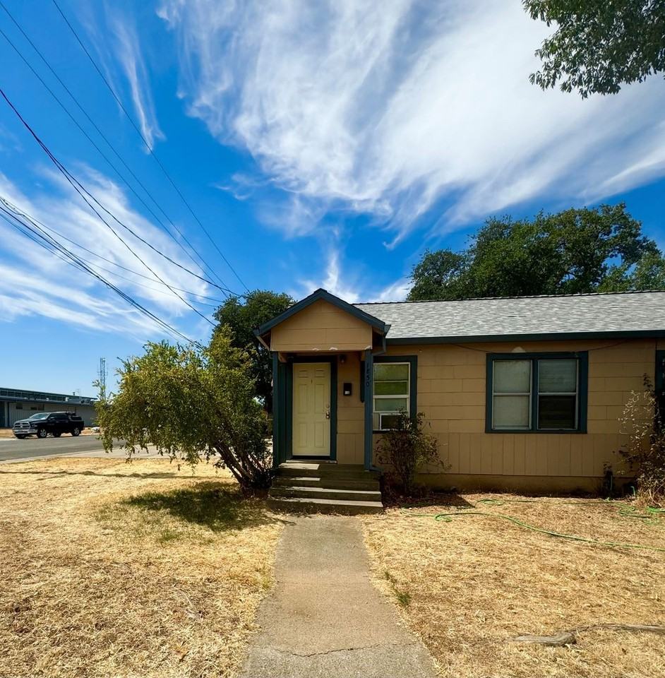 1850 Pleasant St - Photo 2 of 8