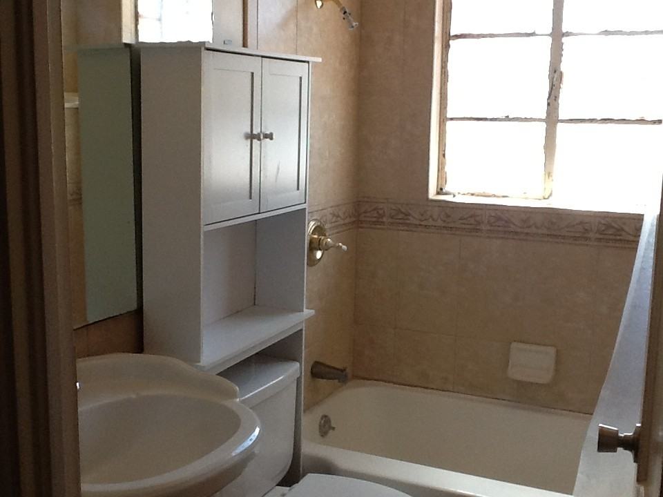 1303 Howze St - Photo 3 of 9