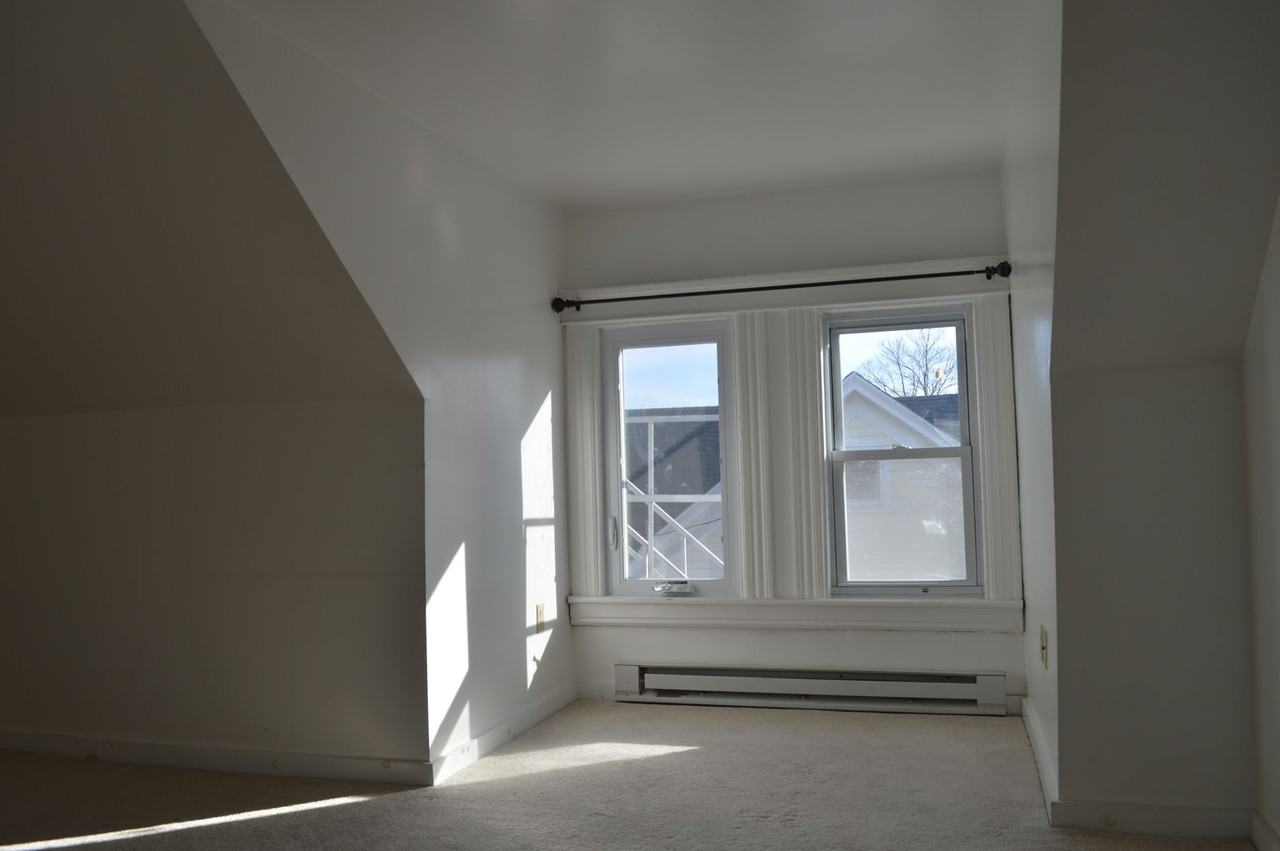 46 Locust Avenue - Photo 3 of 6